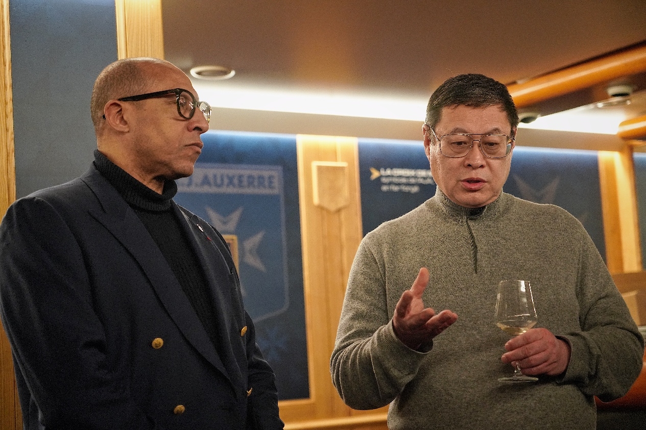 法國足協(xié)主席迪亞洛做客歐塞爾，并與董事會(huì )主席周云杰會(huì )晤