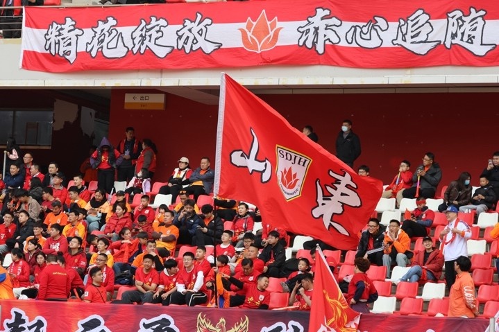 主場(chǎng)上萬(wàn)名球迷的吶喊助威，給山東體彩女足征戰女超增添了能量與動(dòng)力