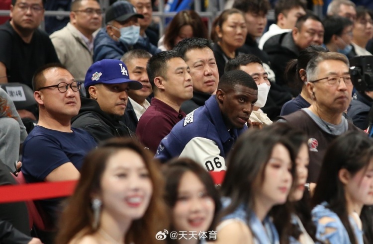 真籃球迷！國安外援法比奧攜玉昆外援科斯塔來(lái)到五棵松觀(guān)戰CBA