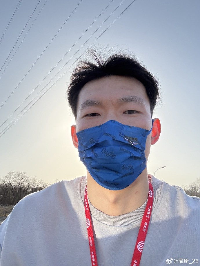 悠閑！周琦騎京牌電動(dòng)車(chē)出行：太陽(yáng)出來(lái)了 開(kāi)京牌兜兜風(fēng)！
