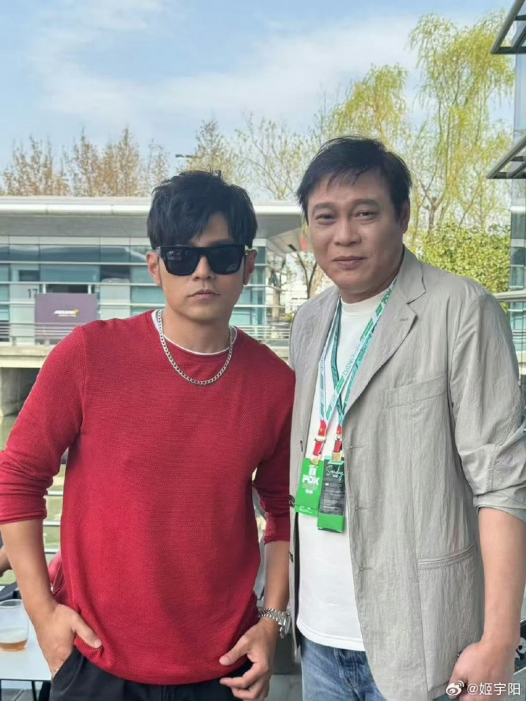 上海觀(guān)戰F1！記者曬范志毅與周杰倫合影照