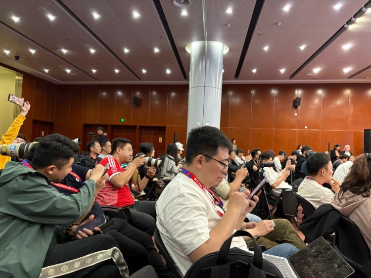 萬(wàn)眾矚目！記者擠滿(mǎn)國足賽前新聞發(fā)布廳，賽場(chǎng)記者預計超300人