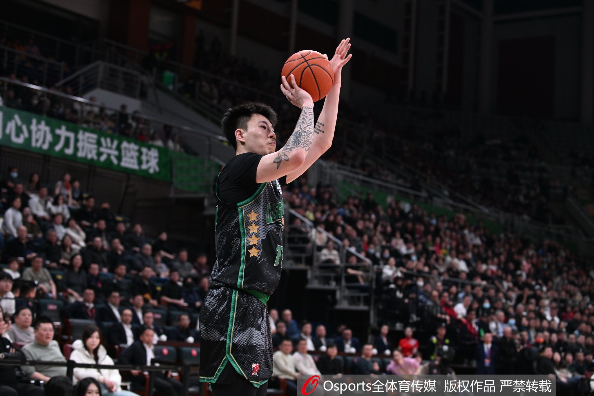 雙星閃耀！張鎮麟&韓德君半場(chǎng)合計12中8 合砍21分9籃板2助攻2搶斷